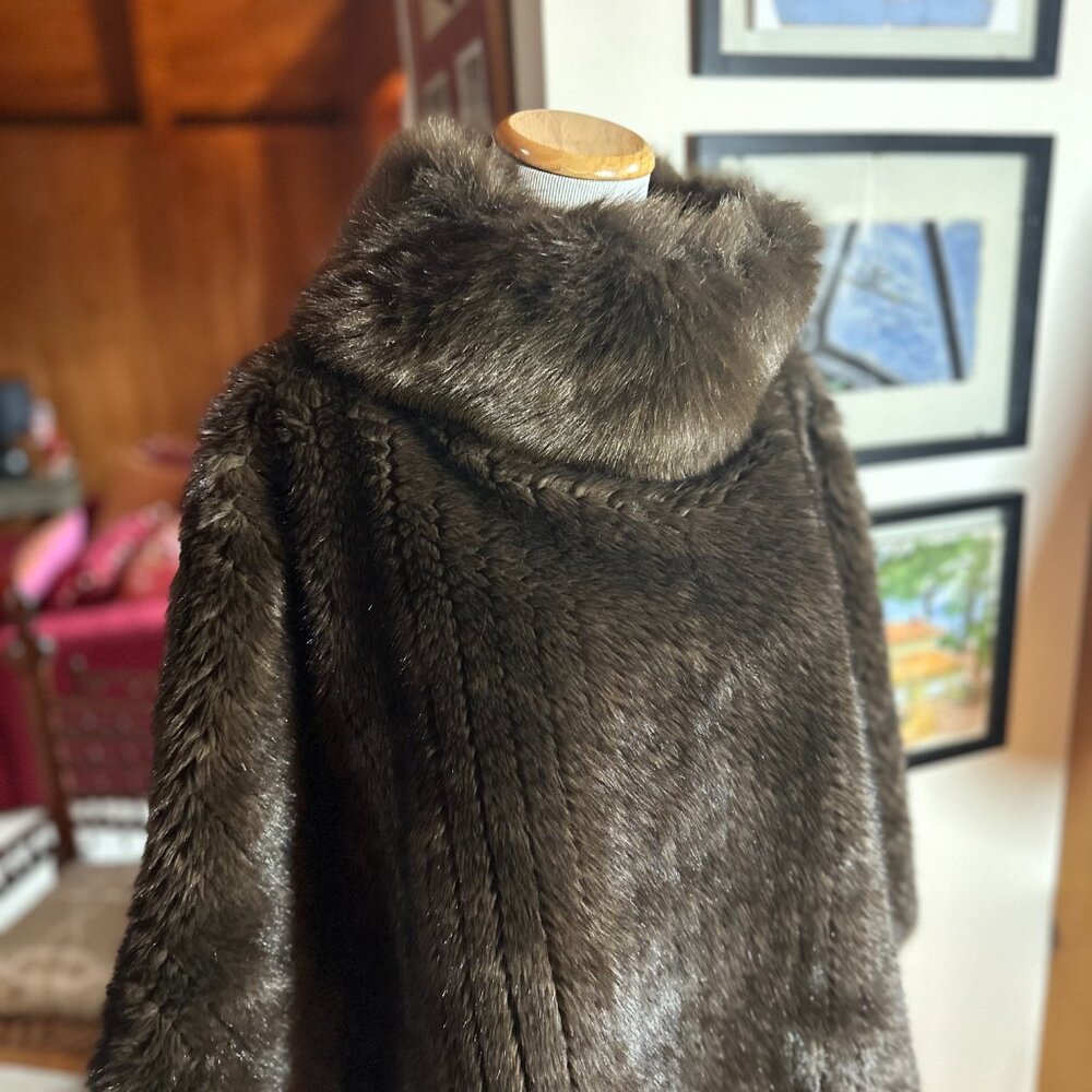 TERRY LEWIS Brown Faux Fur Turtleneck Poncho – OS